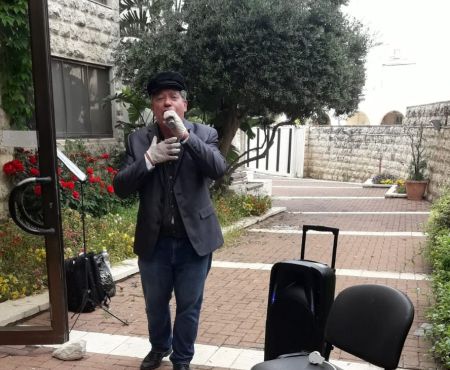 לאור מגבלות הקורונה אנו מארגנים הופעות של אמנים בחצר בתי אבות או דיור מוגן