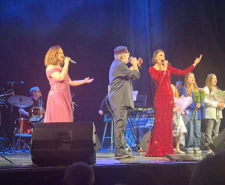 הזמר סמסון קמלמכר ומשתתפי המופע "יידיש לכל החיים" באשדוד