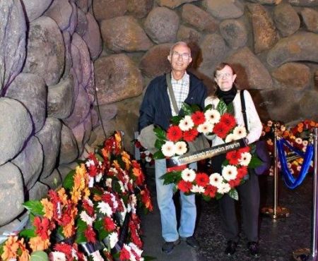 גב' לאה סקיבא מטעם הרשות בטקס הנחת הזרים ביום השואה