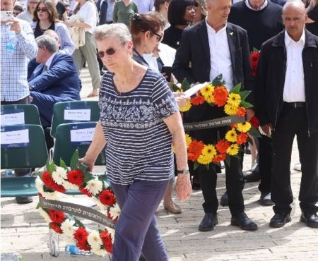 תמונות מטקס הנחת הזרים ביום השואה בירושלים