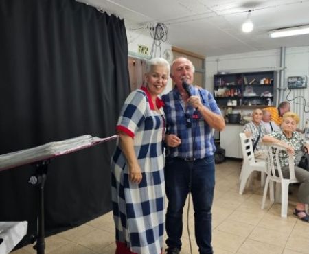 הזמרת אנה קורזינר ואלכסנדר גרינברג בהופעה במועדון היידיש באשקלון 30.7.2025