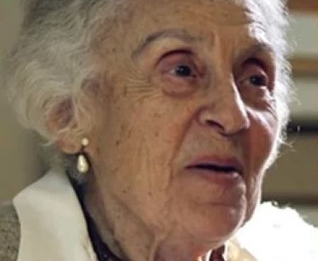 בִּדְמָמָה לֵילִית אֲנִי דּוֹבֶרֶת יִידִישׁ מִמַּעֲמַקִּים