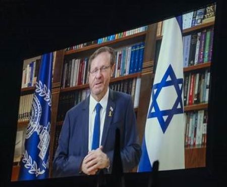 דער פּרעזידענט באַגריסט די אינסטאַנץ און אירע פּרײַז־לאַורעאַטן