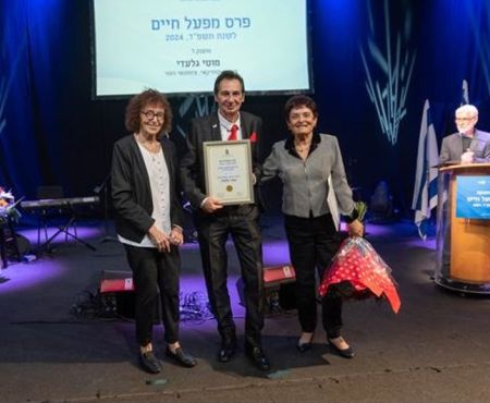 מאָטי גלעדי קריגט דעם קונסט־פּרײַז פֿון דער אינסטאַנץ