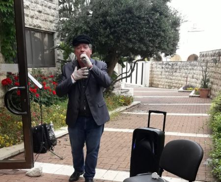 לאור מגבלות הקורונה אנו מארגנים הופעות של אמנים בחצר בתי אבות או דיור מוגן