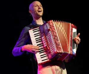 2.12.2025 מופע של חייל-שחקן-זמר יונתן אלמן בתל אביב